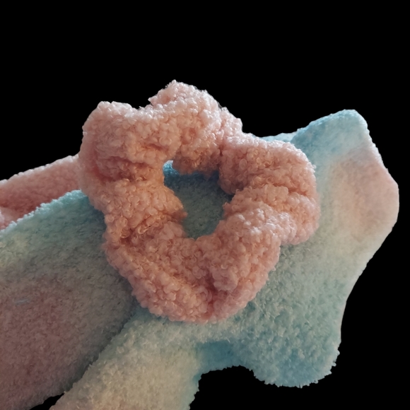 OH, So Cozy 3 Piece Set Headband, Socks, Scrunchie NIB - Picture 6 of 6